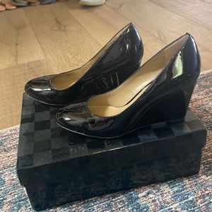 Saks Fifth Avenue patent, round toe wedges